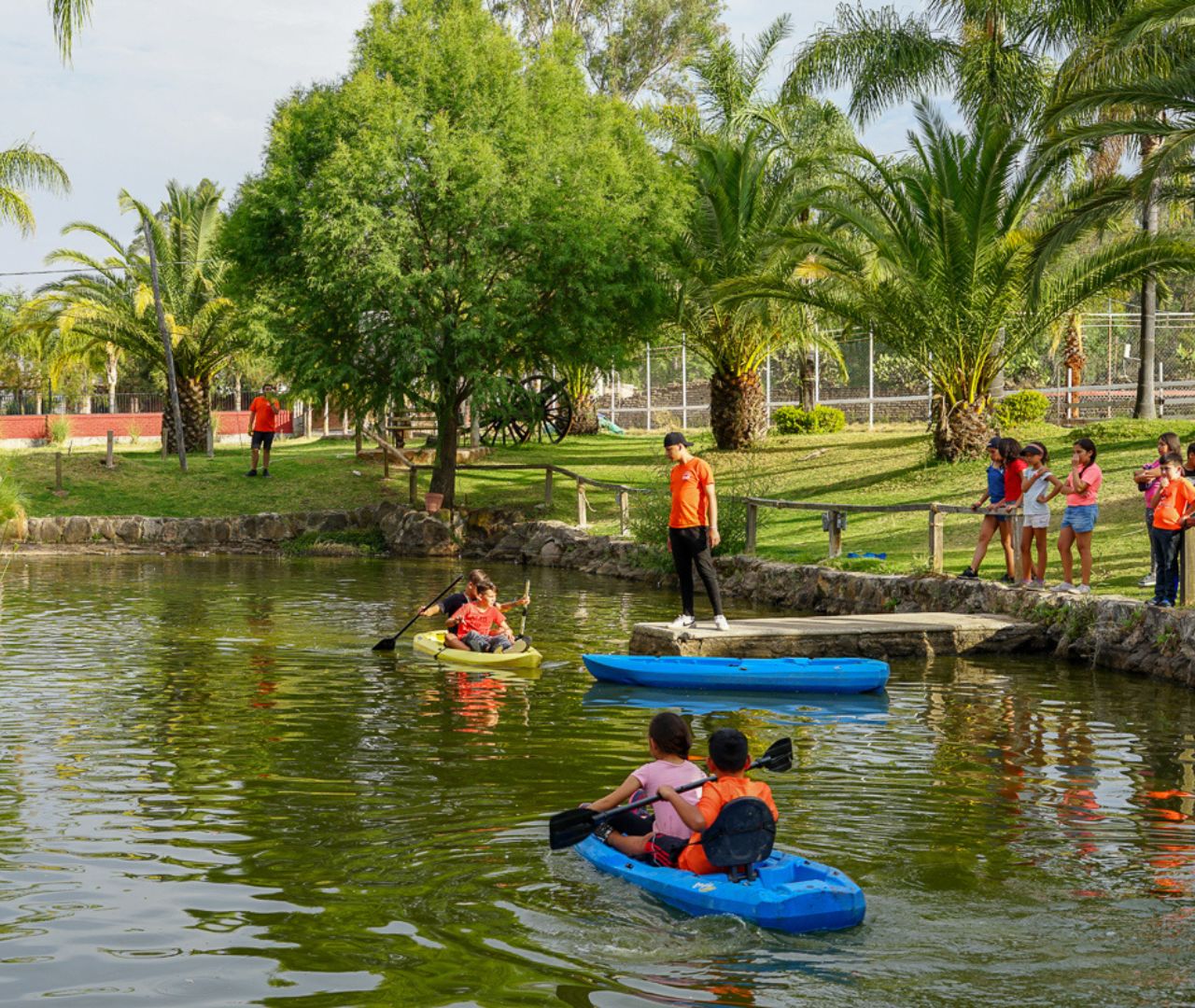 Niños en kayak en el lago