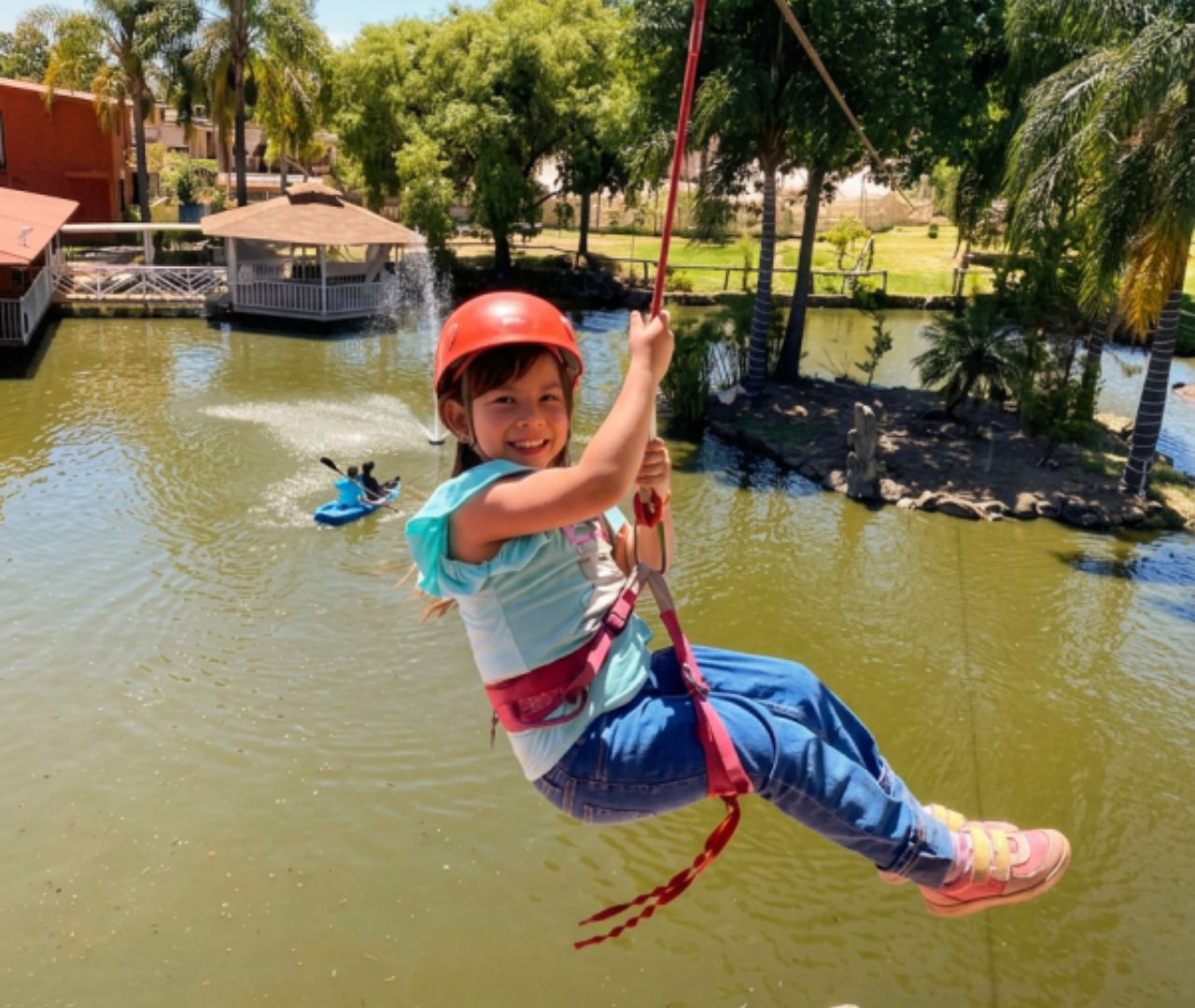 Niña en tirolesa sobre el lago