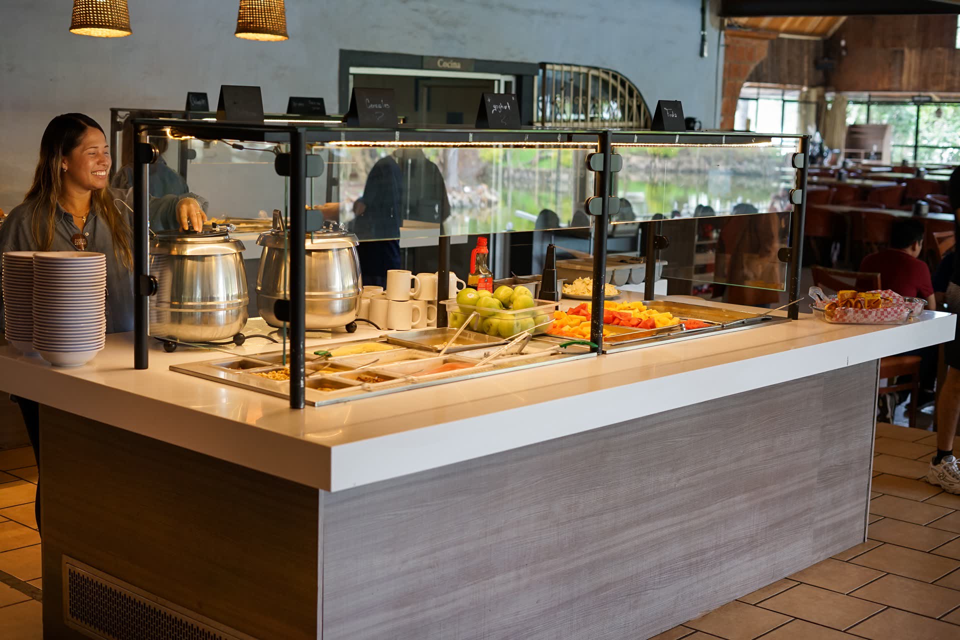 Barra de buffet con fruta y cazuelas