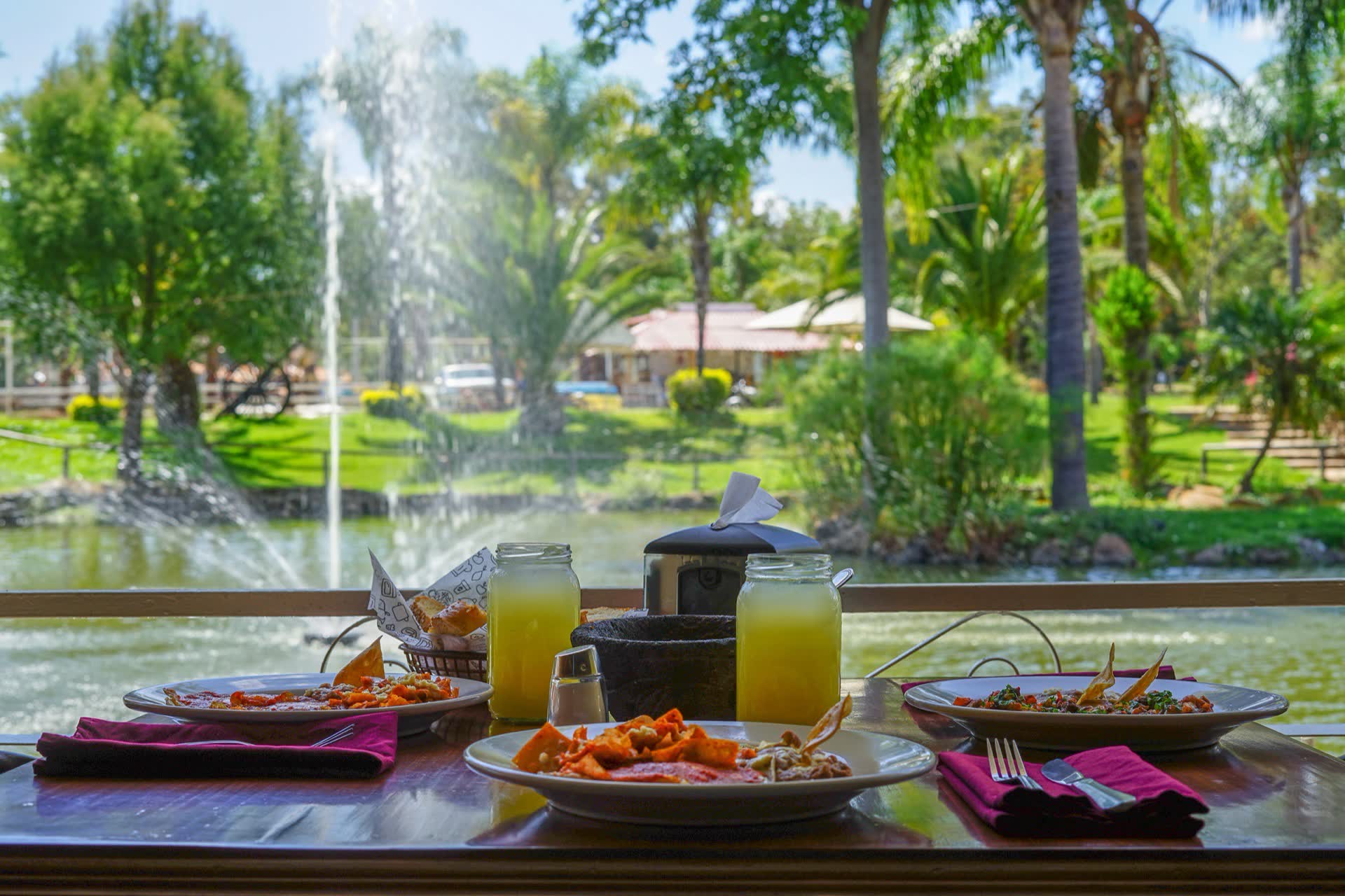 Chilaquiles y aguas frescas