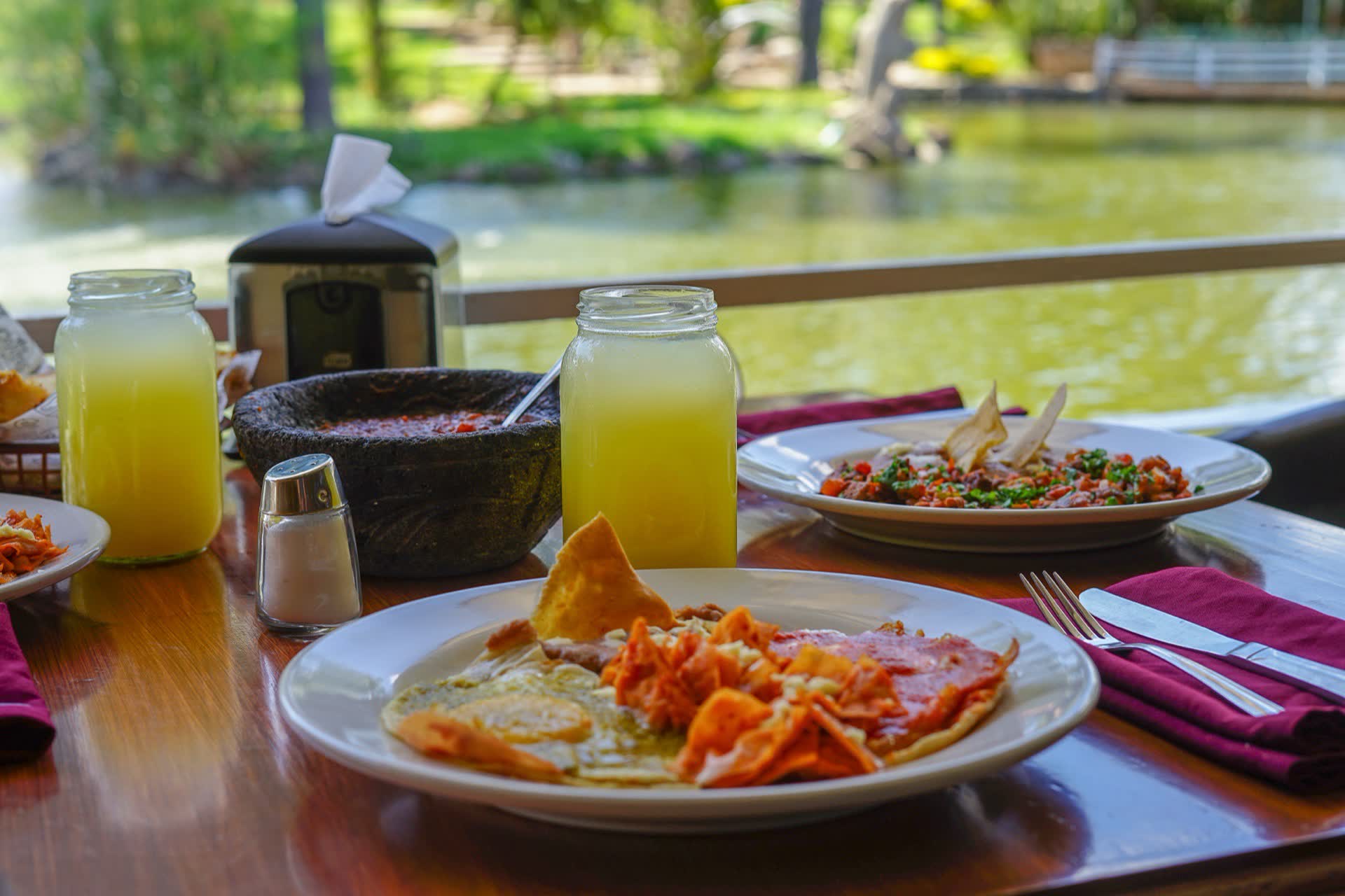 Desayuno con vista al lago y la fuente