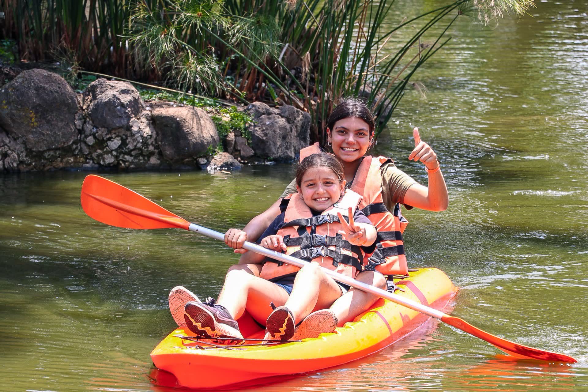 Niños en kayak en Camp Coyote