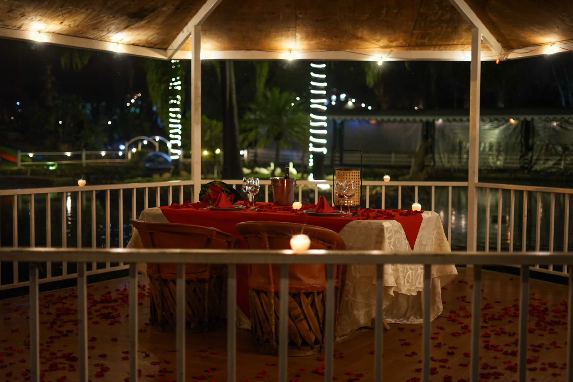 Cena romántica en el kiosco del lago de noche