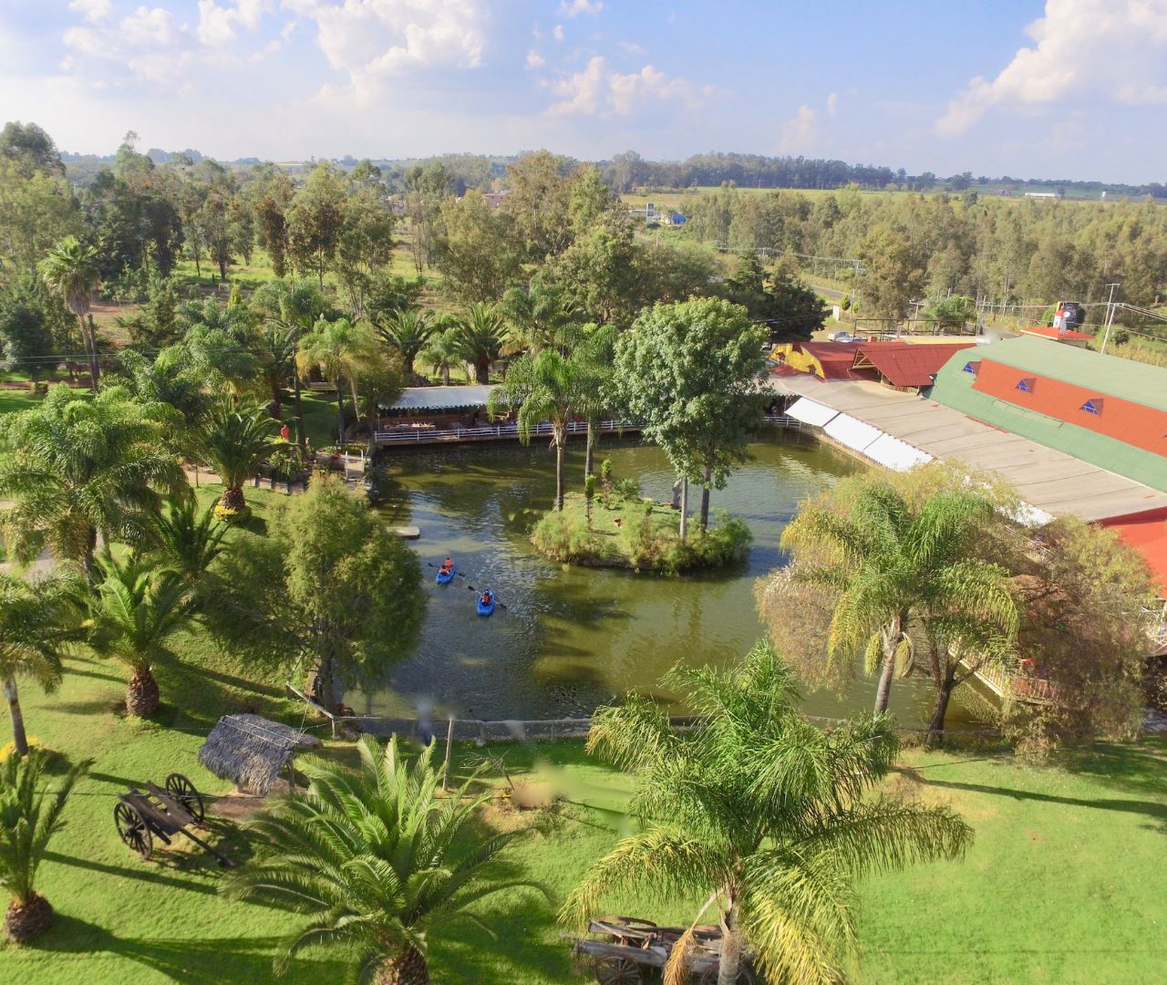 Vista aérea del lago y el complejo de Hacienda Coyotes