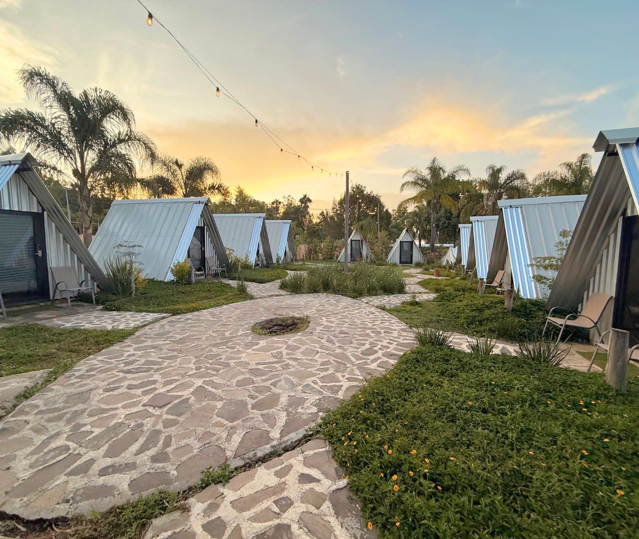 Aldea de glamping al atardecer